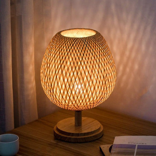Lampada da comodino in bambù intrecciato