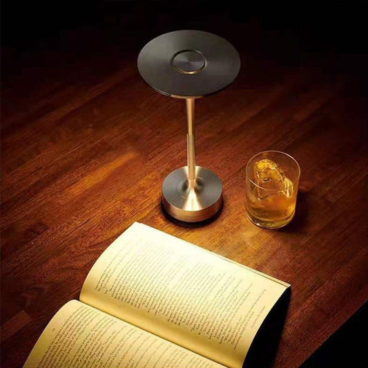 Lampada da comodino ricaricabile di design italiano